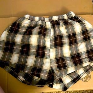 Large 8/10 - brown plaid, high waste shorts. Very comfortable.